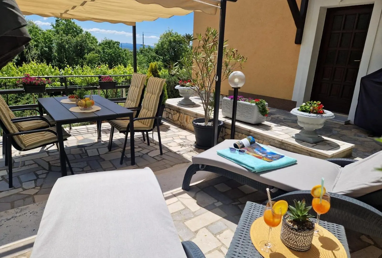 One Bedroom Guesthouse Tina location
